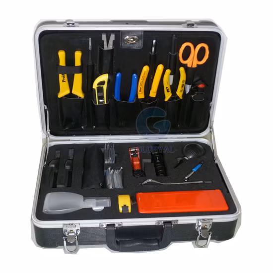 Полностью укомплектованный набор инструментов для подключения оптических кабелей.